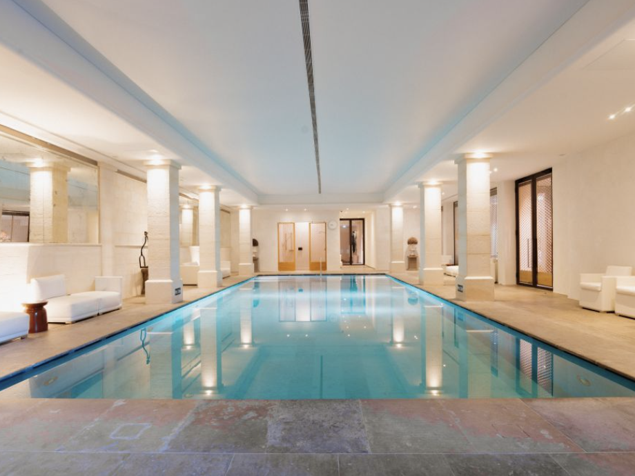 Le spa de l’hôtel du Luberon, avec sa piscine intérieure © Coquillade